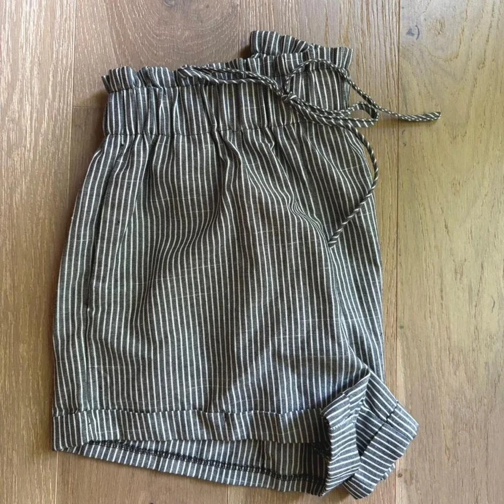 Black & White Striped Pull on Shorts with Drawstring waist Minimalist| Small